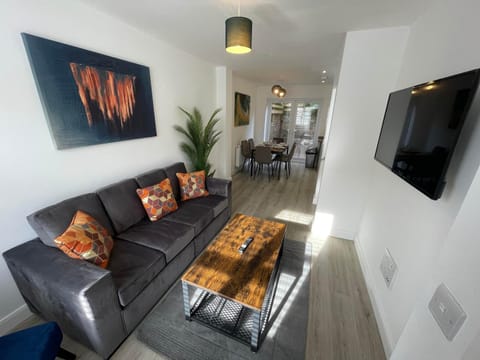 3 Bedroom New House with Wi-Fi Sleep 5 By Home Away From Home House in Newcastle-under-Lyme