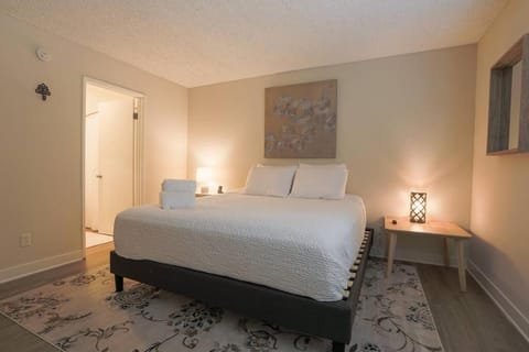 Shabby Chic Oceanside King & 2 Queen bed Pool GYM Condominio in Oceanside