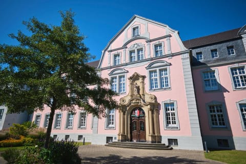 Property building, Facade/entrance, Day, Landmark view