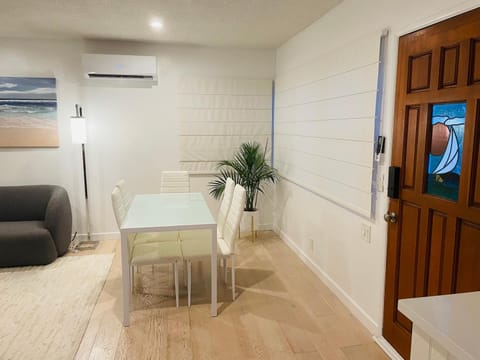 Vacation House 2-Bedroom 1 Bathroom in Beach Town with Full size Kitchen and free onsite parking and laundry - Great for solo, couple, family and business travelers House in Redondo Beach