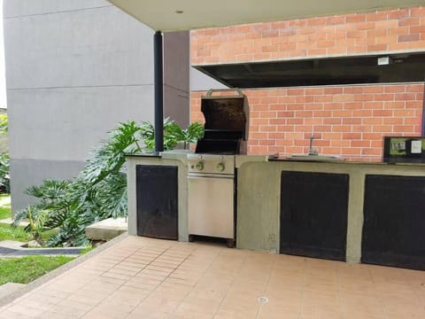 Apartamento con piscina, frente a CC Mayorca Condo in Sabaneta