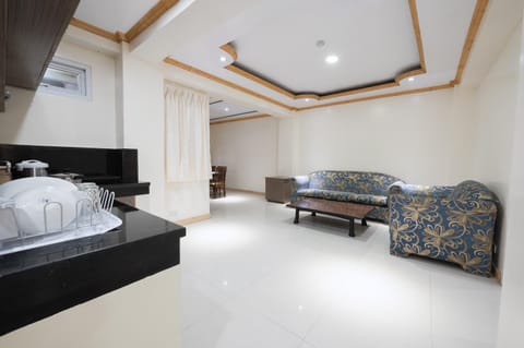 2 Wide Bedroom Unit with Breakfast for 2pax- Annet Quien's place Apartahotel in Baguio