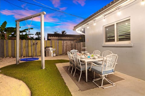 Private Community-Heated Pool- Put put Golf! Chalet in Wilton Manors