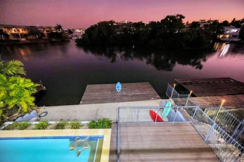 Beautiful Bayview - King Beds, Pool Water Frontage Casa in Darwin