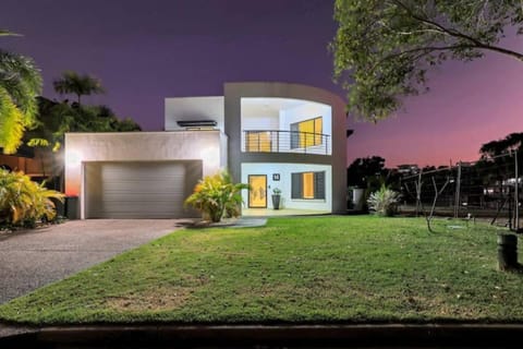 Beautiful Bayview - King Beds, Pool Water Frontage House in Darwin