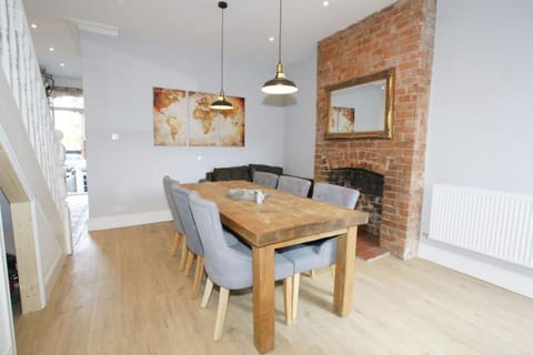 Modern 4 bed house near city centre/Chester Zoo House in Chester