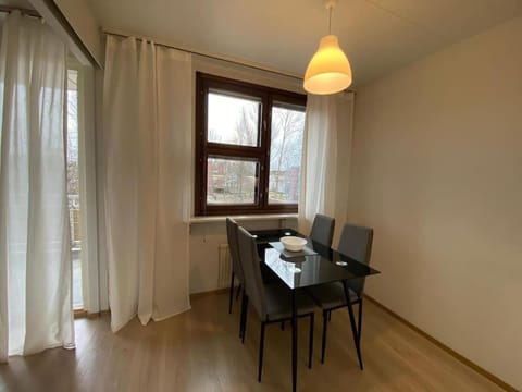 Kotimaailma - Hyvin avara rauhallinen 3MH asunto Appartamento in Helsinki