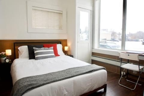 Two Condos l Two Kitchens l Sleeps 7 l 3 Bedrooms Copropriété in Moose Jaw