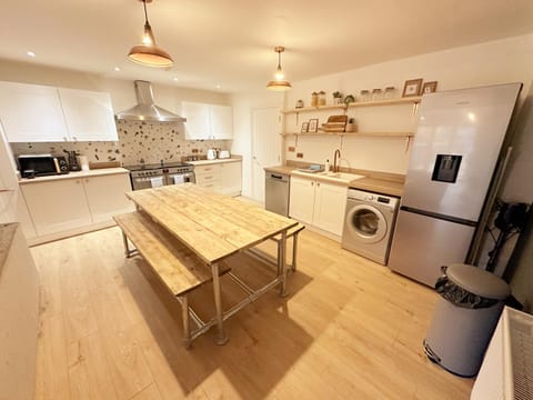 Kitchen or kitchenette, Dining area, dishwasher, minibar, pet friendly, stove, toaster, washing machine