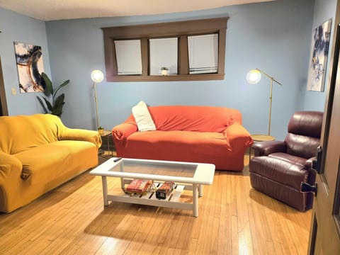 Living room, Seating area, group of guests