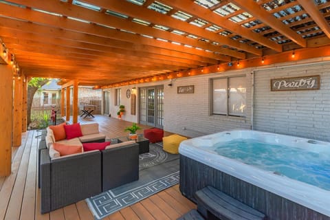 Luxurious Home With Hot Tub & Tree Deck By 6flags House in San Antonio