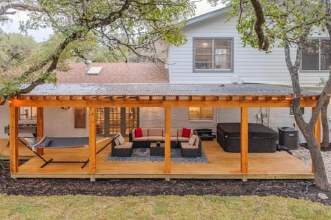 Luxurious Home With Hot Tub & Tree Deck By 6flags Haus in San Antonio