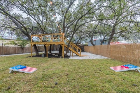 Luxurious Home With Hot Tub & Tree Deck By 6flags House in San Antonio