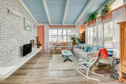 Ormond Beach Home with Pool - Walk to Ocean! Maison in Daytona Beach