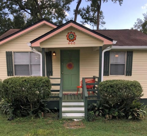 Quiet-clean-cottage-dogs- House in Tallahassee