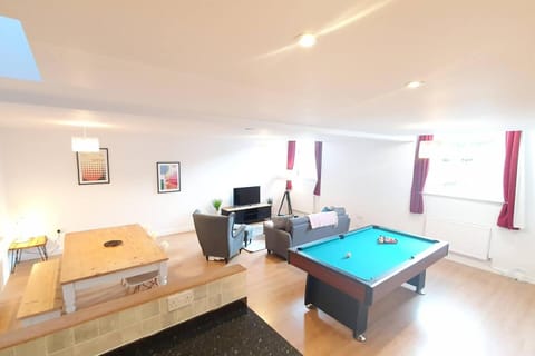 HUGE WOW FACTOR CENTRAL CHELTENHAM ABODE WITH POOL-TABLE AND PARKING House in Cheltenham