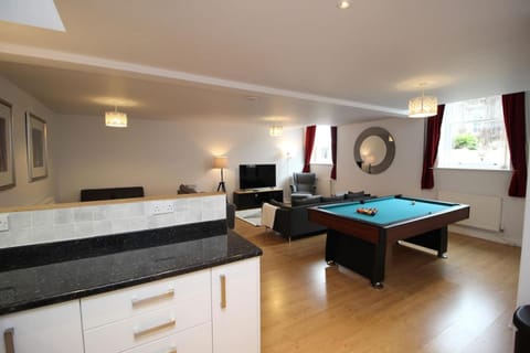 HUGE WOW FACTOR CENTRAL CHELTENHAM ABODE WITH POOL-TABLE AND PARKING Haus in Cheltenham
