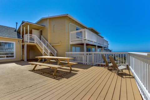 The Whale Main and Lower Apartment in Lincoln City