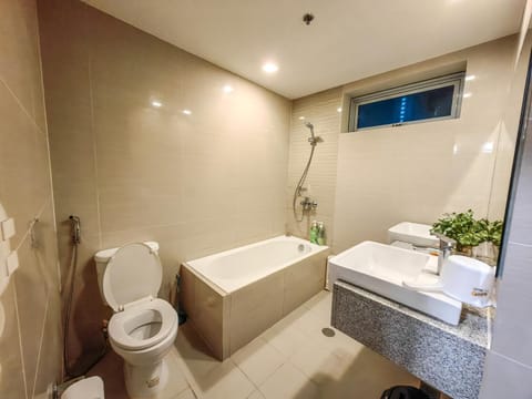 Uptown BGC Cozy 3BR Suite with 200 mbps Wi-Fi Apartment in Makati