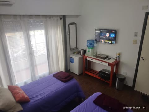 Bed, TV and multimedia, Photo of the whole room, Bedroom, oven, towels, air conditioner