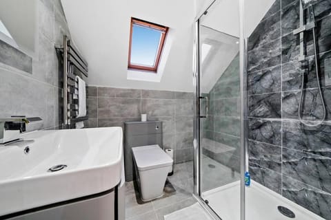 Shower, Toilet