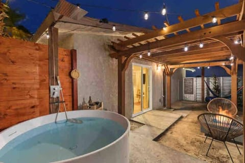 Agave Palms Desert Studio, Fire Pit, Soaking Tub Condo in Desert Hot Springs