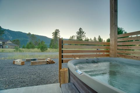 Modern Donnelly Cabin with Private Hot Tub House in Valley County