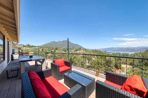 Stylish & Cozy ~ Stunning Lake Views ~ Royal Beds Haus in Clear Lake