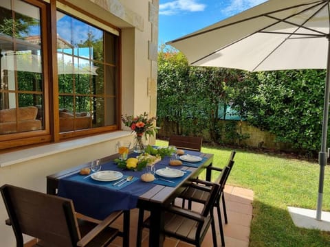 Patio, Day, Garden, Dining area, Garden view