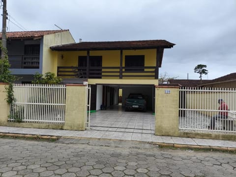 Casa Amarela House in Navegantes