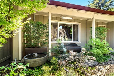 Country Roads - Hot Tub Game Room Dog Friendly House in Guerneville