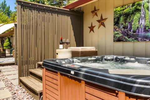 Country Roads - Hot Tub Game Room Dog Friendly Casa in Guerneville