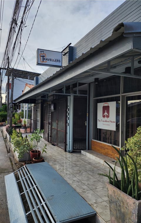 The Travellers House - Pet Friendly Accommodation Bed and Breakfast in Bangkok