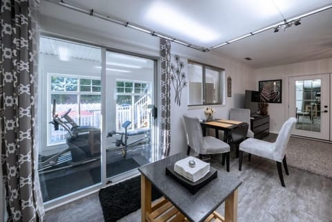 Cherry Lane Suite - studio ground suite w garden Haus in Nanaimo