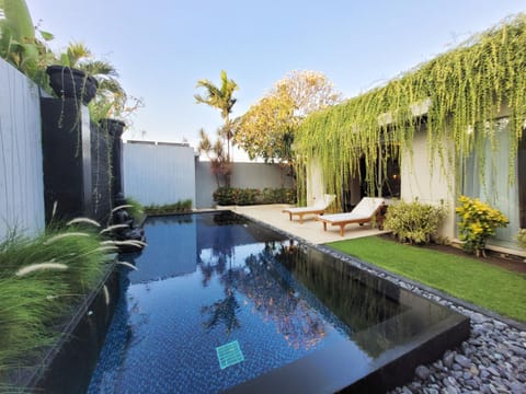 Patio, Day, Garden, Garden view, Pool view, Swimming pool, Swimming pool, sunbed