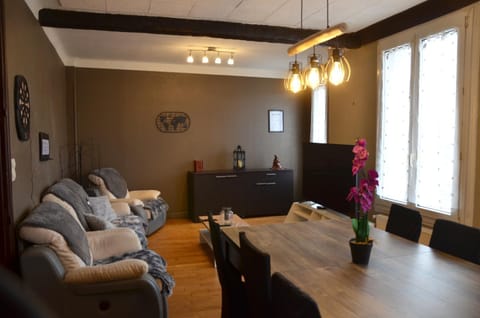 Spacieux - LITERIE HAUT DE GAMME - Billard - Fléchette -TV 65" - Netflix - Amazon Prime- LIT KING SIZE - 4 chambres - Jeux enfants - Terrasse - Barbecue - Géré par Presta-Zen'Services Appartement in Verdun