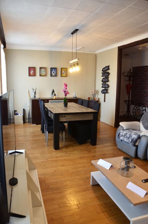 Spacieux - LITERIE HAUT DE GAMME - Billard - Fléchette -TV 65" - Netflix - Amazon Prime- LIT KING SIZE - 4 chambres - Jeux enfants - Terrasse - Barbecue - Géré par Presta-Zen'Services Apartment in Verdun