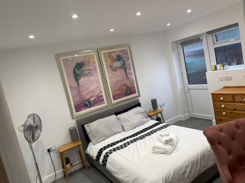 Skylight Deluxe Apartment with free parking, close to Windsor, Legoland and Heathrow Condo in Slough