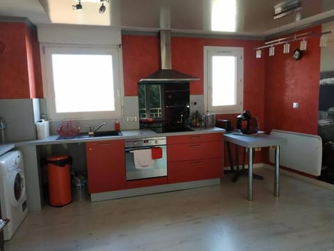 T2-42m2-Climatisation, lumière tamisée-garage Apartment in Bourgoin-Jallieu