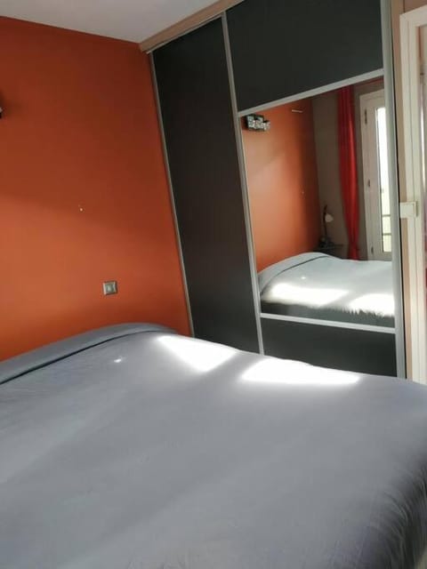 T2-42m2-Climatisation, lumière tamisée-garage Apartment in Bourgoin-Jallieu