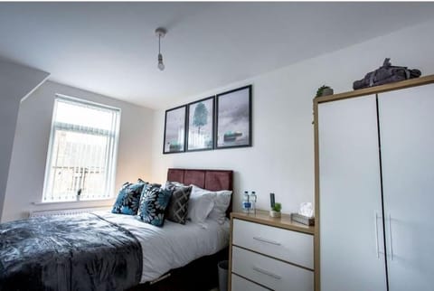 Cosy Cruise Cribs Ltd Apartment in Stoke-on-Trent