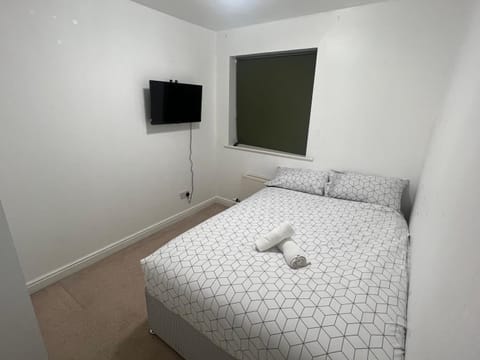 Bed, TV and multimedia, Bedroom