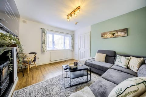 LOW rate for a 4-Bedroom House in Coventry with Free Unlimited Wi-fi 2 Car Parking 53 QMC House in Coventry