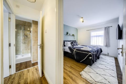 LOW rate for a 4-Bedroom House in Coventry with Free Unlimited Wi-fi 2 Car Parking 53 QMC House in Coventry