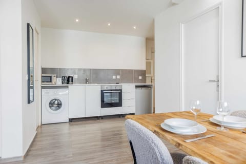 Kitchen or kitchenette, Dining area