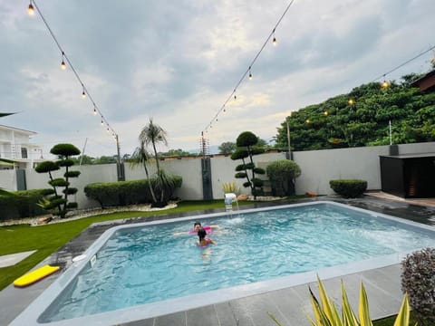 Luxurious Pool Villa , Ipoh with Karaoke, Snooker for 15-20 pax Villa in Ipoh