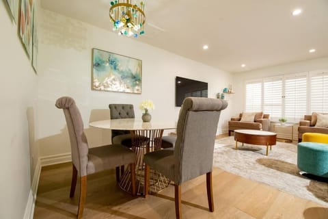 Brand New Remodeled 3 Bedroom Home in Reseda Eigentumswohnung in Reseda