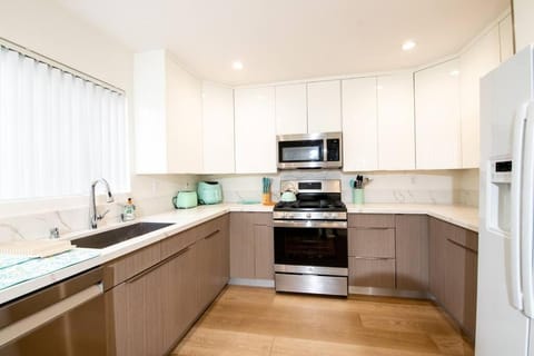 Brand New Remodeled 3 Bedroom Home in Reseda Condominio in Reseda