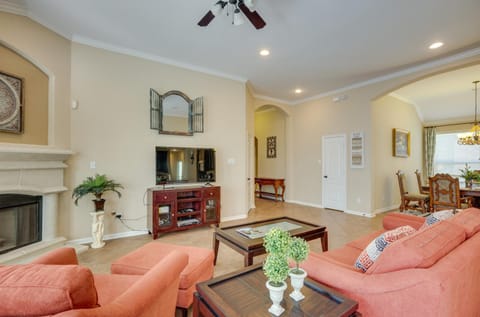 Spacious Spring Vacation Rental with Pool Access! House in The Woodlands