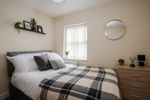 Huge 5BDRM Ensuite in Liverpool Monthly discounts Bu Hinkley Homes Short Lets & Serviced Accomodation Apartment in Liverpool